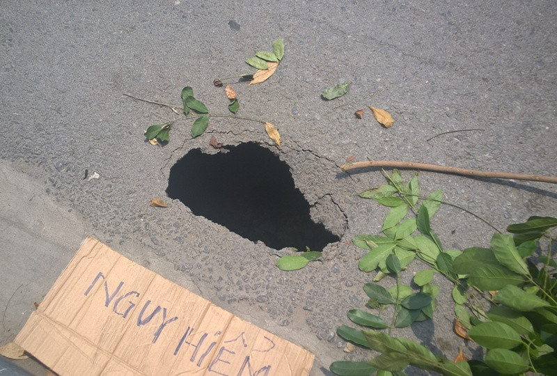 Người dân lấy bìa các tông và cành cây để cảnh báo nguy hiểm.