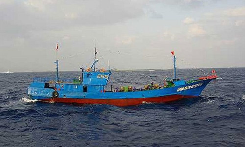 Hai thuyền viên được cứu nhưng đã thiệt mạng, 17 người mất tích. Ảnh: Reuters