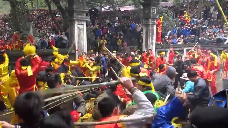 Hình ảnh phản cảm trong tục "cướp lộc" hoa tre tại hội Gióng.