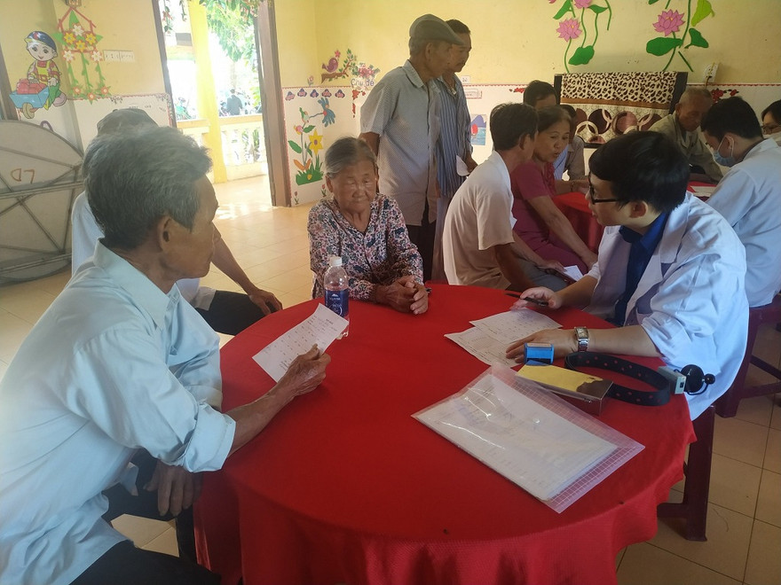 Các bác sĩ trẻ thăm khám sức khỏe cho người dân