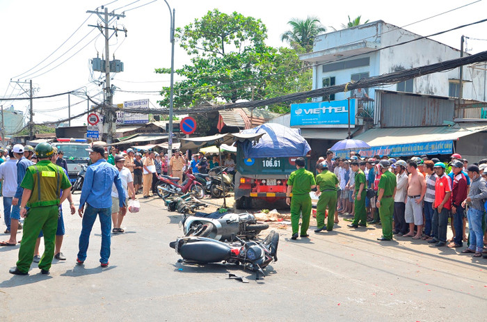 Công an khám nghiệm hiện trường vụ tai nạn