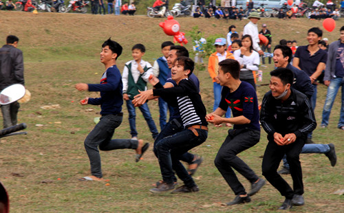 Một nhóm thanh niên hô hoán đuổi ném một nhóm khác ở chợ Chuộng. Ảnh: Lê Hoàng.