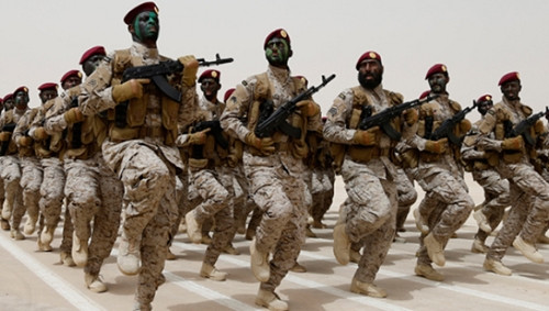 Binh sĩ Arab Saudi diễu hành trong một cuộc diễn tập quân sự năm 2014. Ảnh: Reuters