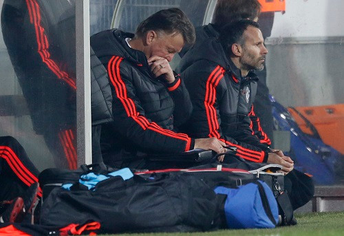 HLV Louis Van Gaal thất vọng chứng kiến thất bại của đội khách. Ảnh: Reuters.