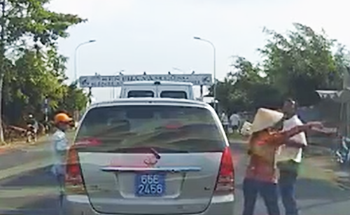 Dàn cảnh lấy túi xách trên ôtô ở bến phà Vàm Cống. Ảnh: Cắt từ clip