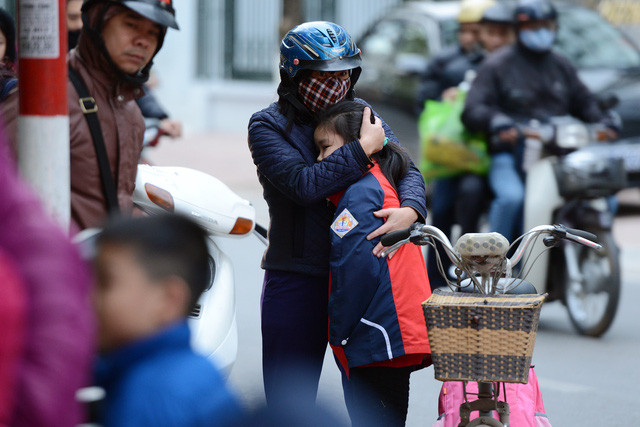 Học sinh Hà Nội trong ngày đầu tiên đến lớp sau kì nghỉ Tết .