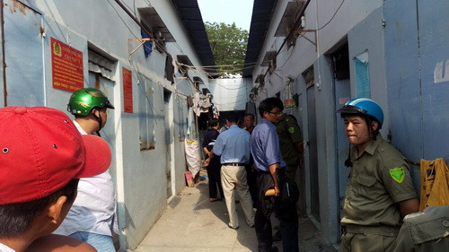 Cảnh sát khám nghiệm khu trọ xảy ra vụ án mạng. Ảnh: Hoàng Trường