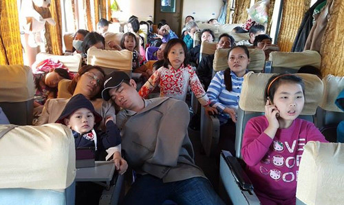 Khách trên tàu SE13 Hà Nội - Sài Gòn sáng 14/2 chật ních, nhiều người phải ngồi ghế phụ dù giá không rẻ. Ảnh: Hải Bình.