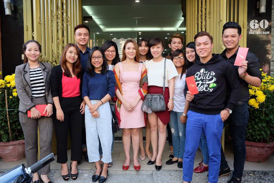 Nữ ca sĩ dành thời gian chụp hình lưu niệm với người hâm mộ.