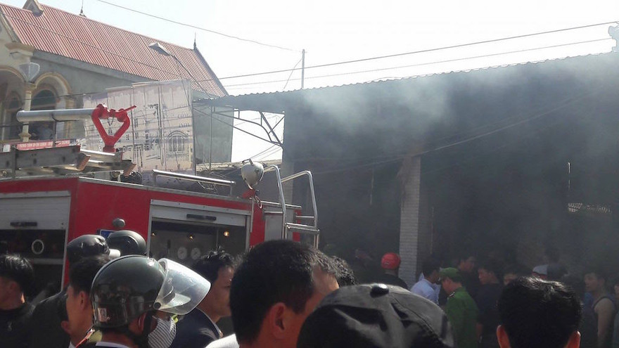 Cửa hàng điện tử bốc cháy mùng 3 Tết