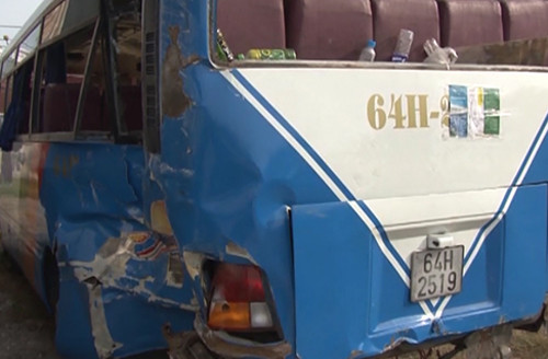 Xe chở các nạn nhân bị đâm vào phần hông sau. Ảnh: A.X