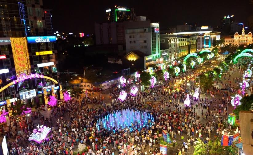 Đường hoa Nguyễn Huệ.