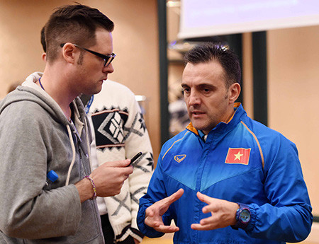 Riêng HLV Bruno Garcia được truyền thông quốc tế đặc biệt chú ý (ảnh: Quang Thắng)