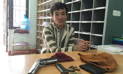 Đối tượng Văn cùng tang vật. Ảnh: H. Anh