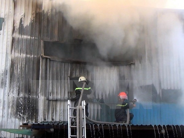 Chiến sĩ lực lượng phòng cháy chữa cháy huyện Bình Chánh đang khống chế vụ cháy.