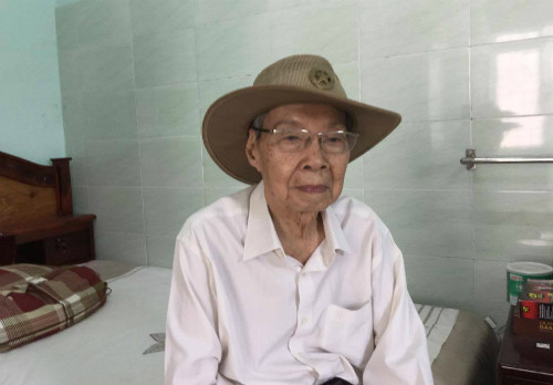 Đạo diễn Lê Dân lúc còn khỏe mạnh trong căn phòng riêng của ông tại nghĩa trang Bình Dương.