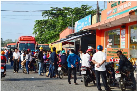 Nhiều hãng xe khách "cháy" vé vì quá đông người dân trở lại các tỉnh trên.