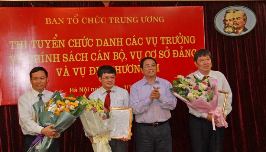 Trưởng Ban Tổ chức T.Ư trao quyết định bổ nhiệm cho 3 vụ trưởng thông qua thi tuyển.