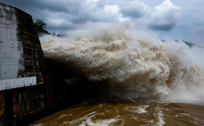 Thuỷ điện Hoà Bình xả lũ