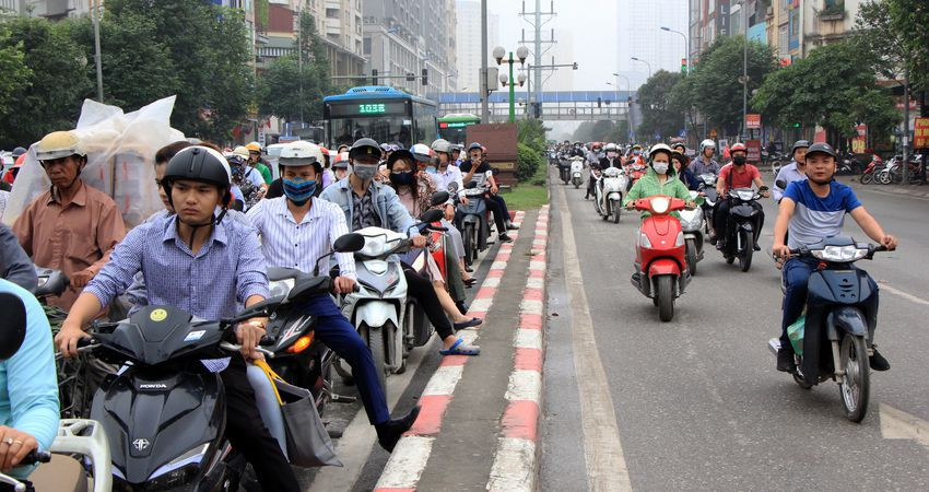 Xe máy liều mình lấn làn, đi ngược chiều trên làn BRT trong giờ cao điểm ở HN