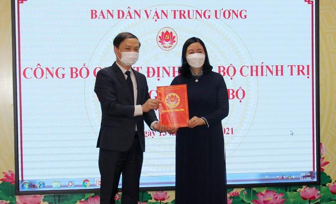 Trao quyết định Phó trưởng Ban Dân vận T.Ư cho ông Phạm Tất Thắng (Ảnh H.T)