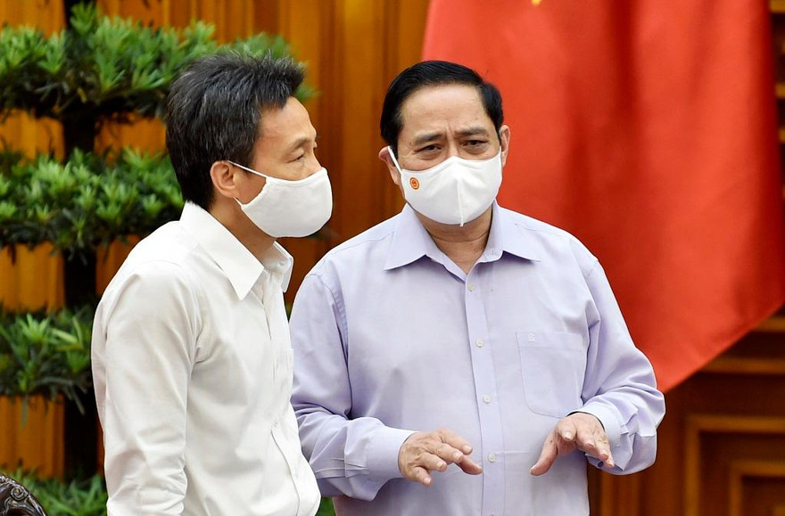 Thủ tướng Phạm Minh Chính trao đổi với Phó Thủ tướng Vũ Đức Đam (ảnh N.B)