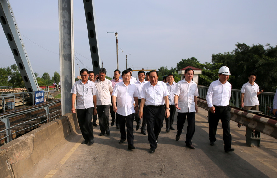Phó Thủ tướng Trịnh Đình Dũng thị sát cầu Việt Trì Phú Thọ (ảnh Xuân Tuyến)