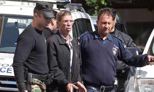 Cảnh sát áp giải Seif Eldin Mustafa (giữa) khỏi phiên tòa diễn ra vào sáng nay. Ảnh: AFP