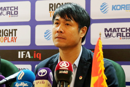 HLV Hữu Thắng tiếc nuối khi không thể có điểm trước Iraq. Ảnh: NĐ