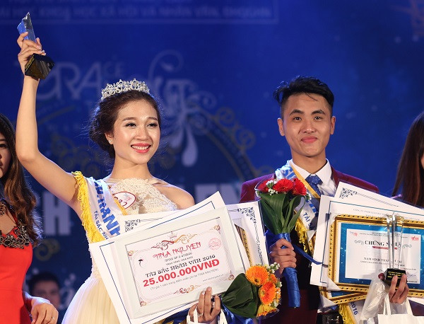 Giây phút đăng quang của Trần Ngọc Anh và Nguyễn Kim Hoàng Anh