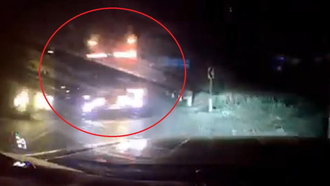 Xe khách vượt ẩu, suýt gây tai nạn trong đêm