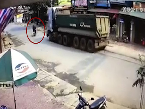 Né xe máy, xe tải lách thẳng vào nhà dân