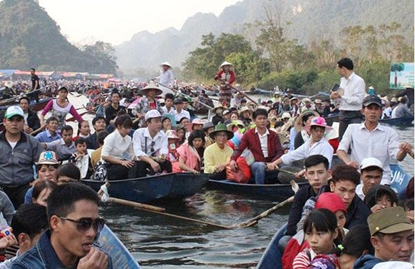'Cò đò' đeo bám du khách trẩy hội Chùa Hương
