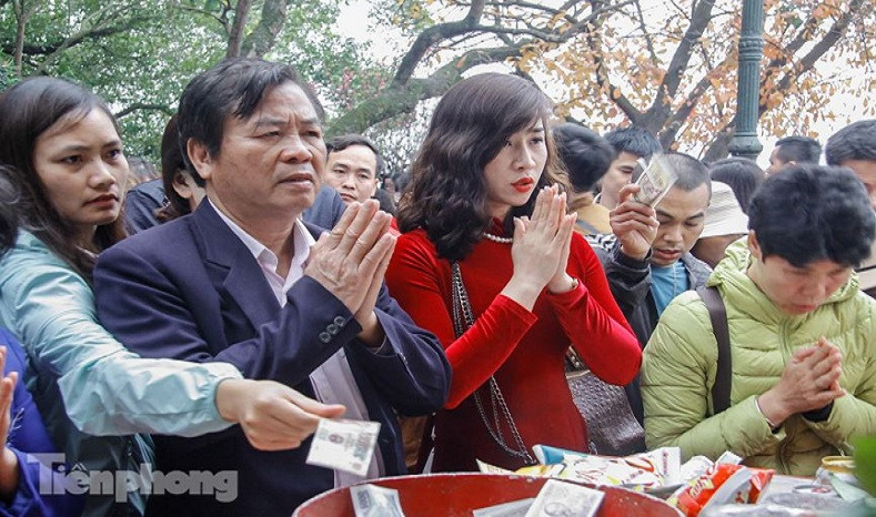 Cận cảnh biển người chen chúc ở Phủ Tây Hồ trong ngày đi làm đầu tiên