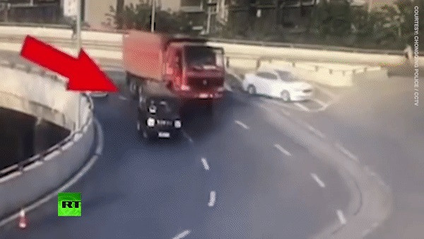 Ô tô vào cua khiến 2 mẹ con văng ra đường, suýt bị xe tải cán qua