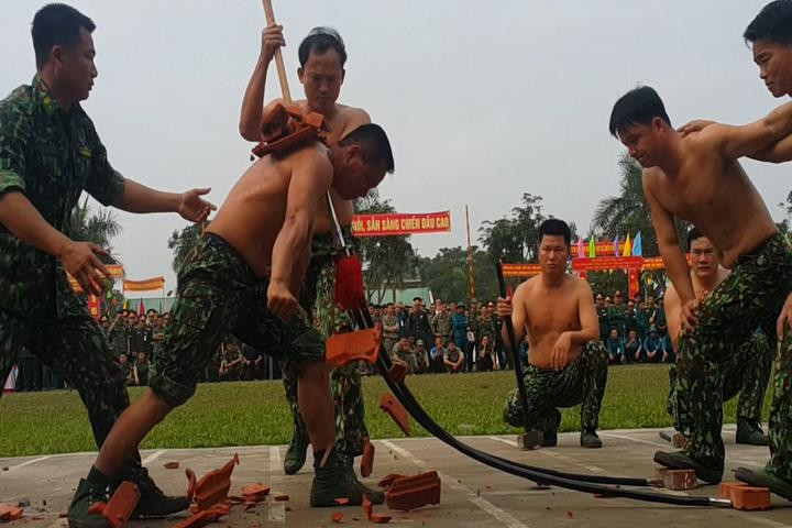 Bộ đội Nghệ An chống giáo vào yết hầu đẩy ôtô 7 chỗ