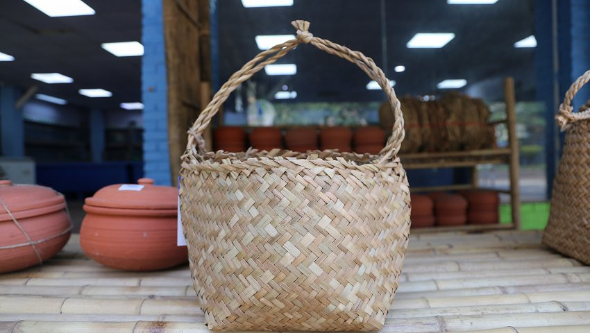 Video: Sau lá chuối, siêu thị hải sản gói thực phẩm bằng túi cói