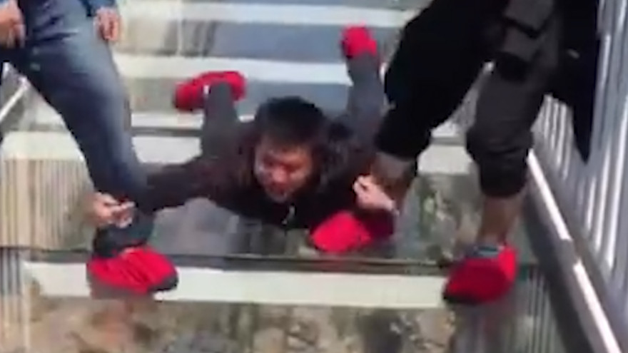 Những hình ảnh hài hước khi du khách đi qua cầu kính