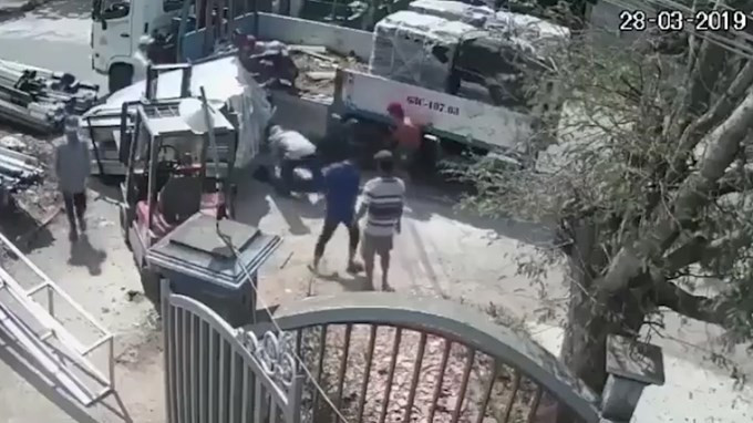 Khoảnh khắc người đàn ông chạm mặt tử thần và màn giải cứu hồi hộp