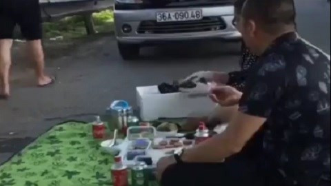 Cận cảnh gia đình ngồi ăn uống trên đường cao tốc đang gây xôn xao