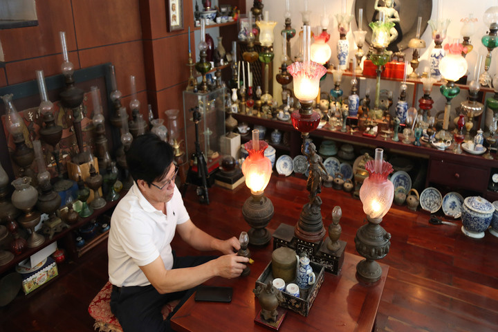 Bộ sưu tập 300 cây đèn dầu của người đàn ông ở Nha Trang
