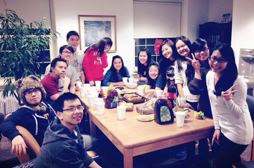 Trần Mai Linh và du học sinh người Việt ở thành phố Williamsport (bang Pennsylvania).