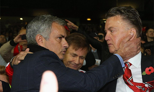 Mourinho vẫn nhận được sự đánh giá cao, dù vừa bị sa thải ở Chelsea. Trong khi đó, Van Gaal đang chịu áp lực rất lớn vì thứ bóng đá và kết quả nghèo nàn ở Man Utd.
