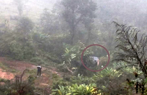  Xe của Phó bí thư Huyện ủy Phong Thổ lao xuống vực sâu khoảng 100 m và hư hỏng nặng. Ảnh: Tài Nguyên môi trường