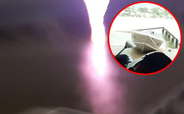  Sét đánh ngay sát bến thuyền tại Sydney, Úc (Ảnh: Telegraph) Sét đánh ngay sát bến thuyền tại Sydney, Úc (Ảnh: Telegraph)