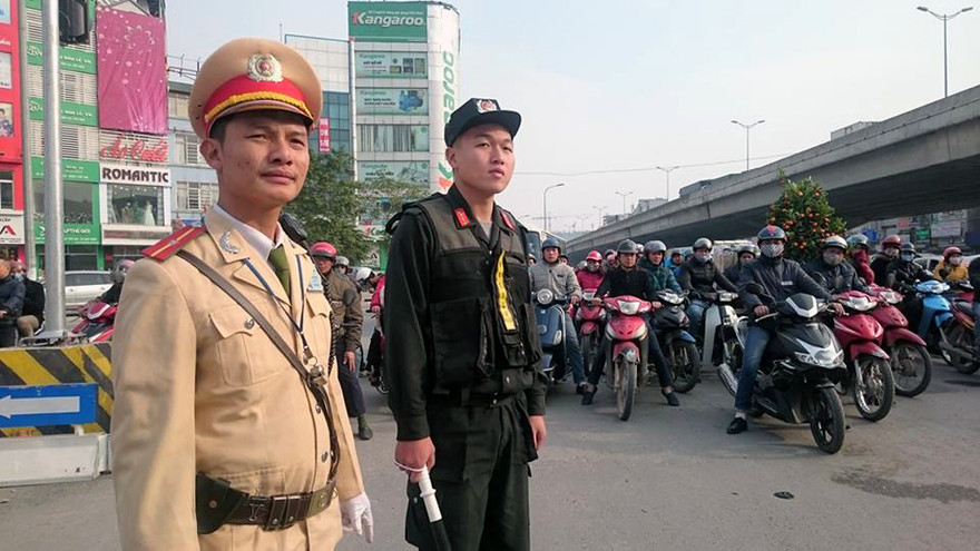 Gần 400 cảnh sát, trong đó có 300 cảnh sát cơ động, được tăng cường tham gia điều tiết giao thông.