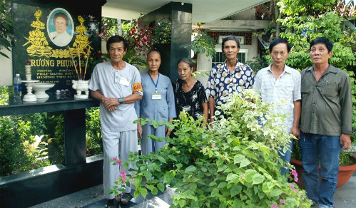 Nhiều năm nay, ở chùa nghệ sĩ (quận Gò Vấp, TP HCM), các nghệ sĩ già đón giao thừa cùng người chết.