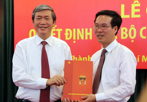 Ủy viên Bộ Chính trị, Thường trực Ban Bí thư trao quyết định cho ông Võ Văn Thưởng.