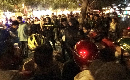  Cảnh sát cứu hộ vớt hai ông cháu lên bờ. Ảnh: C.A