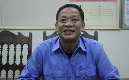 Ông Nguyễn Văn Nhẫn kể chuyện nghề. Ảnh: Hải Bình.